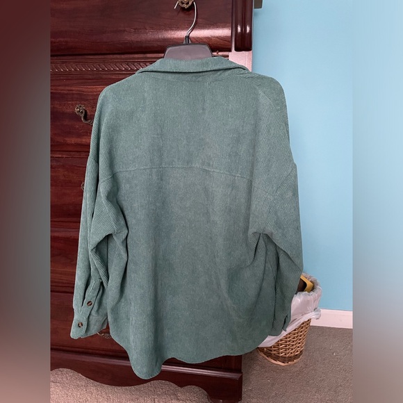 Green shirt - Picture 2 of 3